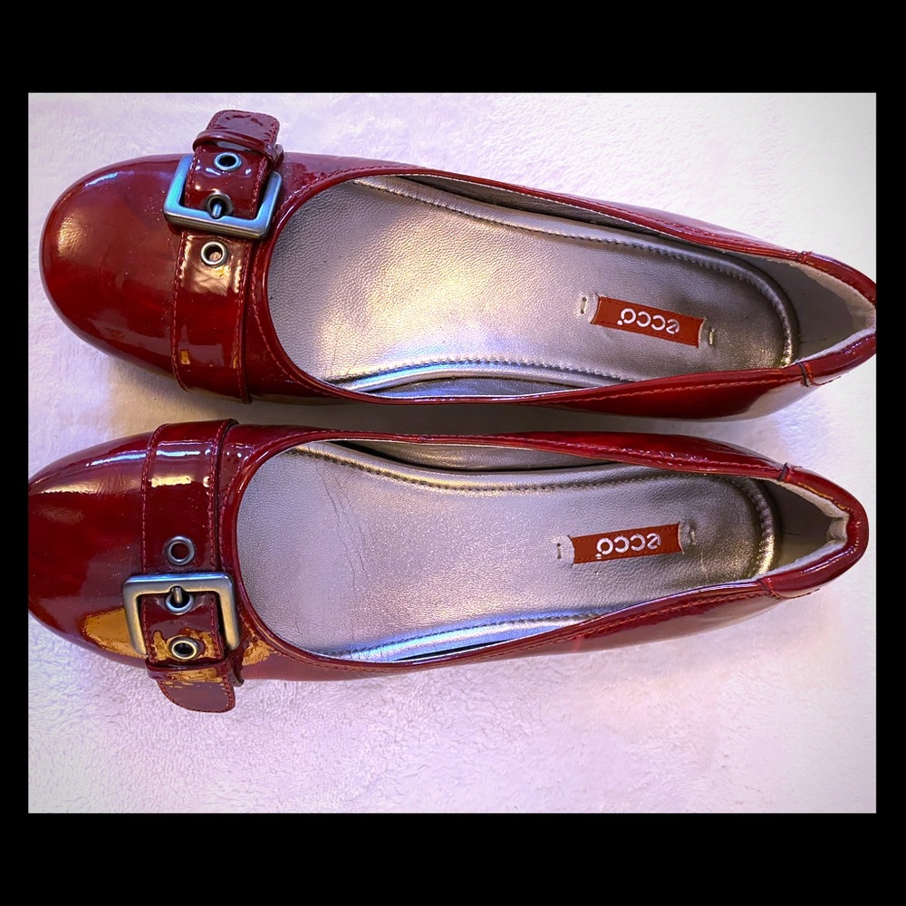 Ecco women’s red patent leather flats. Size 91/2.